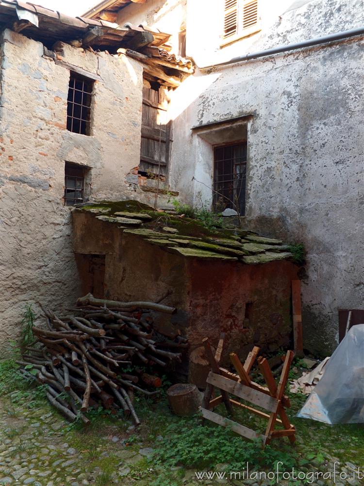 Passobreve fraction of Sagliano Micca (Biella, Italy) - External storage room between the old houses of the village.